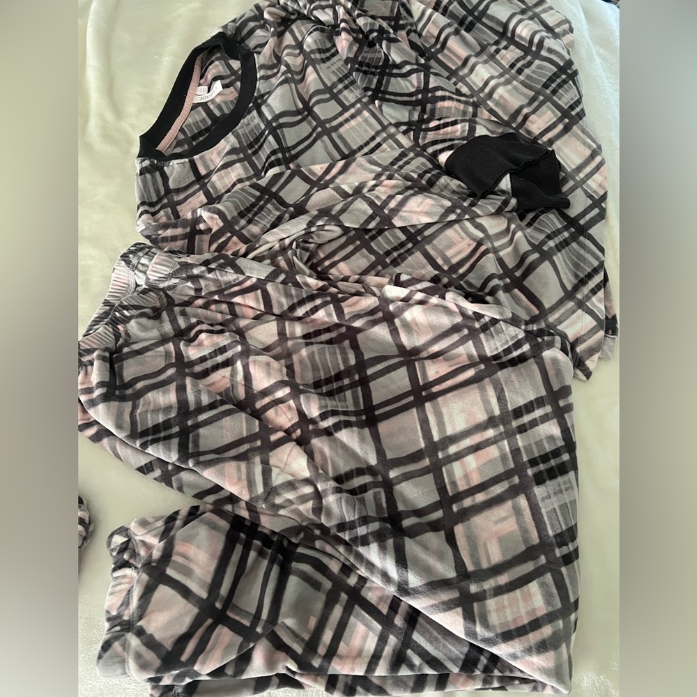 Joy Spun Velour plaid three-piece pajama set comes with matching headband - Picture 3 of 7